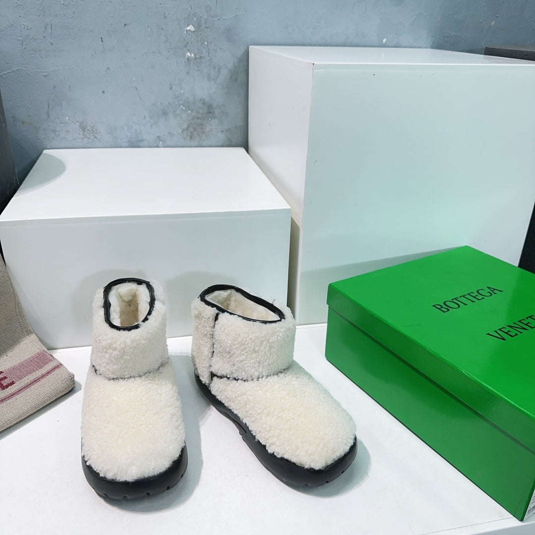 MINI ANKLE BOOT IN WHITE SHEARLING WITH BLACK ULTRA LIGHTWEIGHT RUBBER OUTSOLE