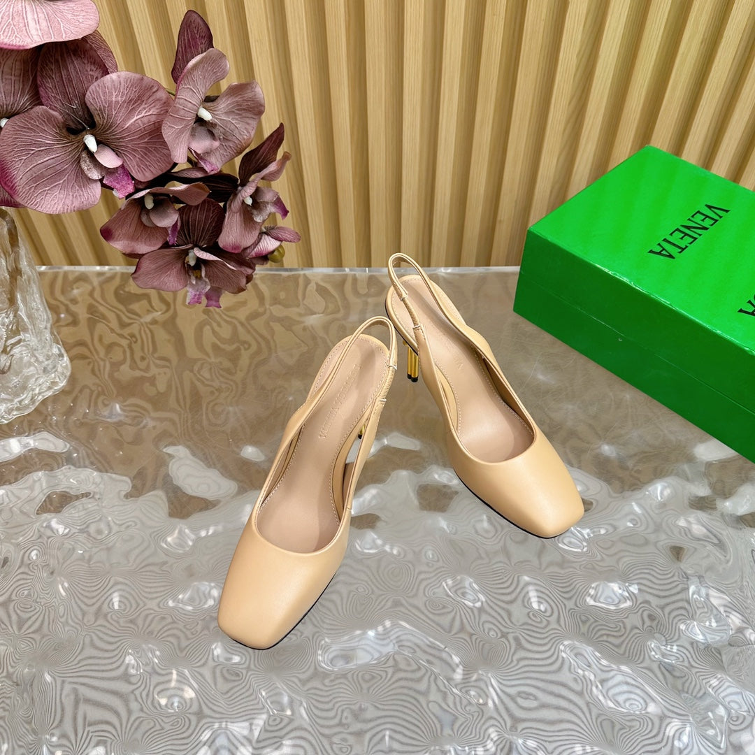 KNOT PUMP 9 CM IN EGG NOGG CALFSKIN WITH GOLD FINISHED METAL HEEL