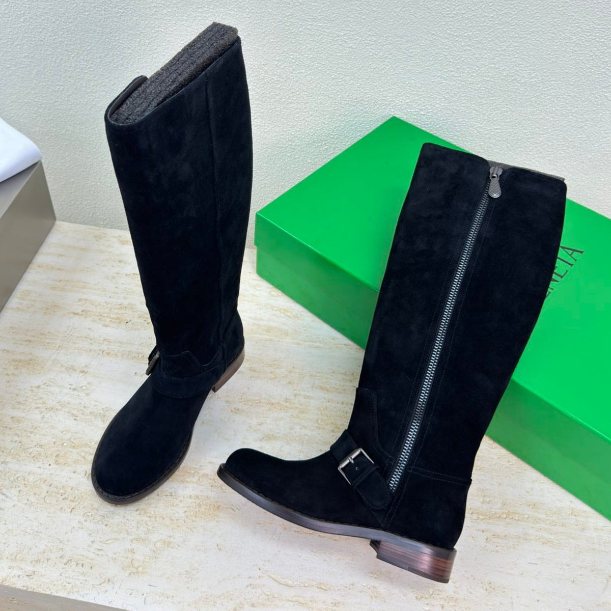 KNEE HIGH BOOT IN BLACK SUEDE