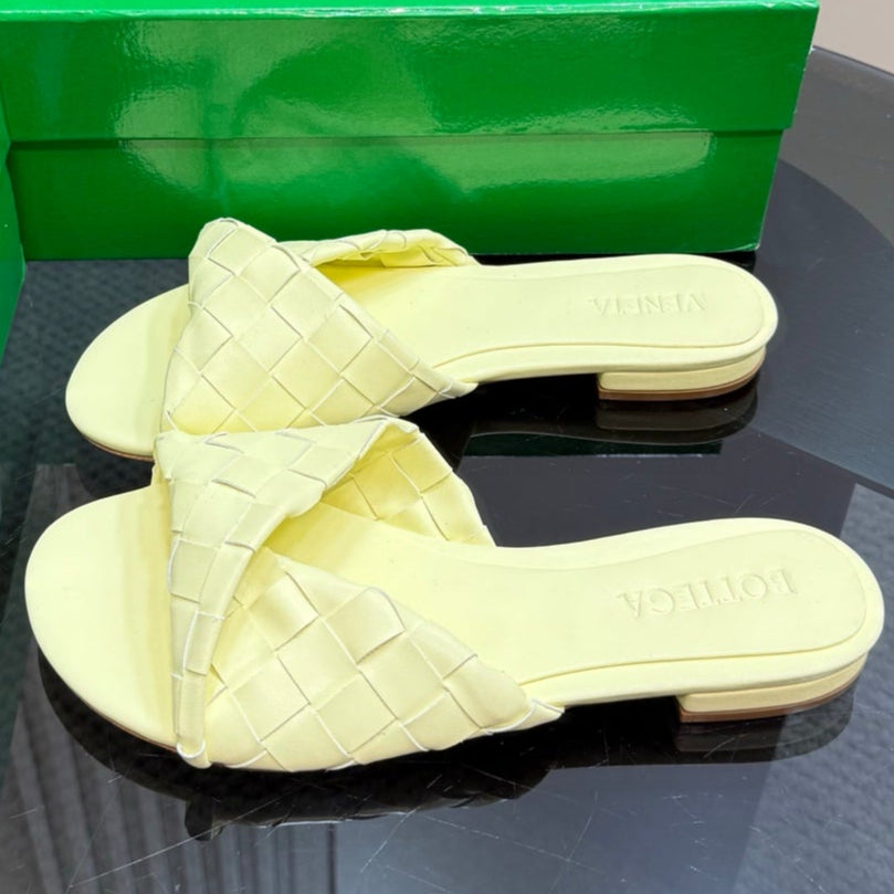 BLINK FLAT MULE IN PASTEL YELLOW INTRECCIATO LEATHER