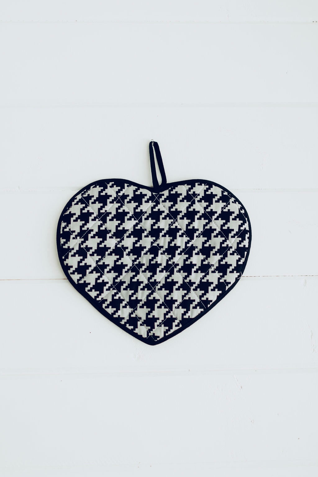 Houndstooth heart-shaped pot holder
