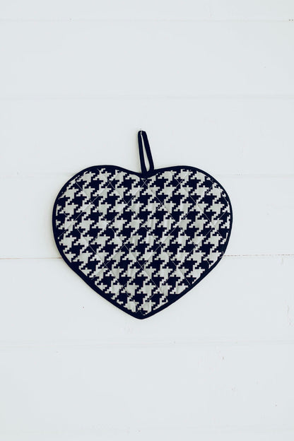 Houndstooth heart-shaped pot holder