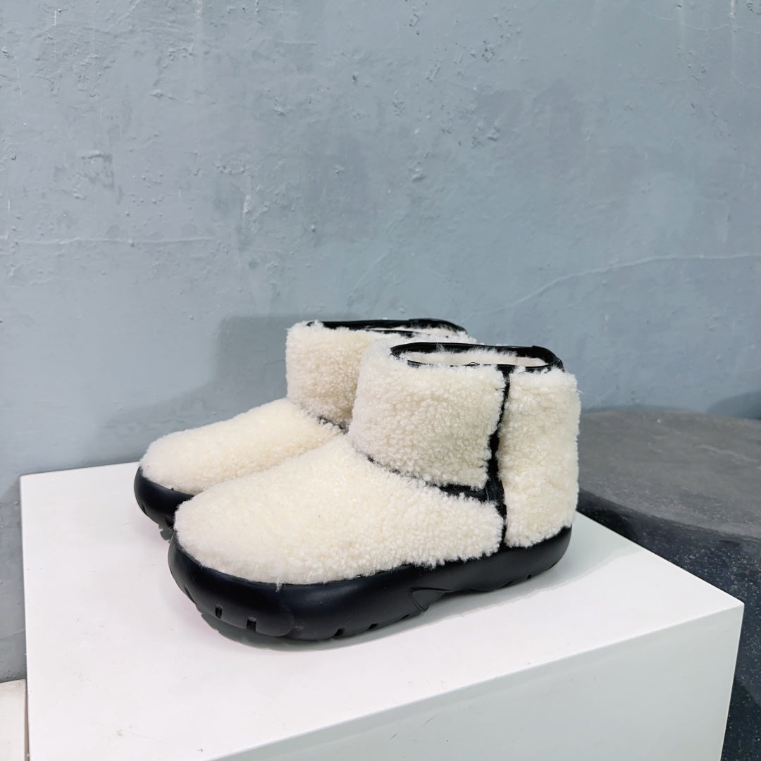 MINI ANKLE BOOT IN WHITE SHEARLING WITH BLACK ULTRA LIGHTWEIGHT RUBBER OUTSOLE