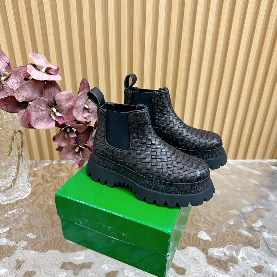 FIREMAN ANKLE BOOT IN BLACK CALFSKIN WITH WOVEN DESIGN