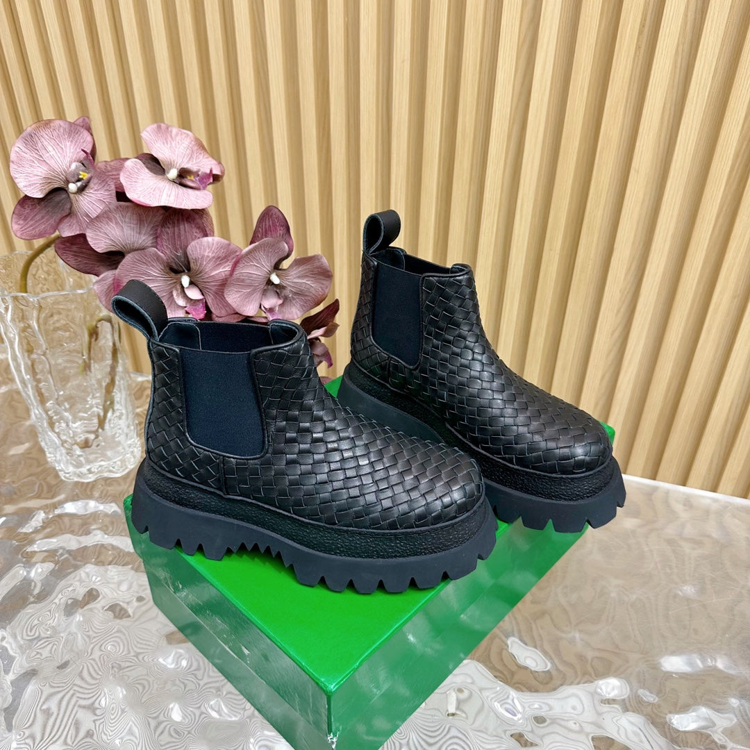 FIREMAN ANKLE BOOT IN BLACK CALFSKIN WITH WOVEN DESIGN