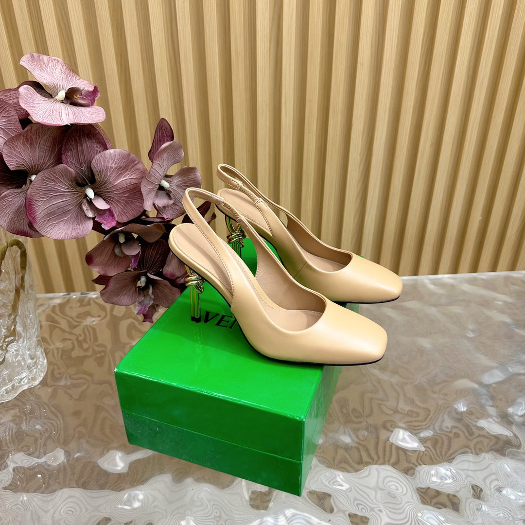 KNOT PUMP 9 CM IN EGG NOGG CALFSKIN WITH GOLD FINISHED METAL HEEL