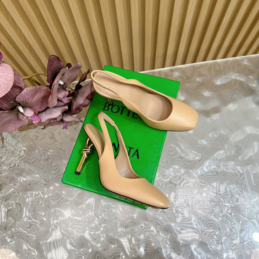 KNOT PUMP 9 CM IN EGG NOGG CALFSKIN WITH GOLD FINISHED METAL HEEL