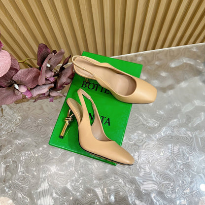 KNOT PUMP 9 CM IN EGG NOGG CALFSKIN WITH GOLD FINISHED METAL HEEL