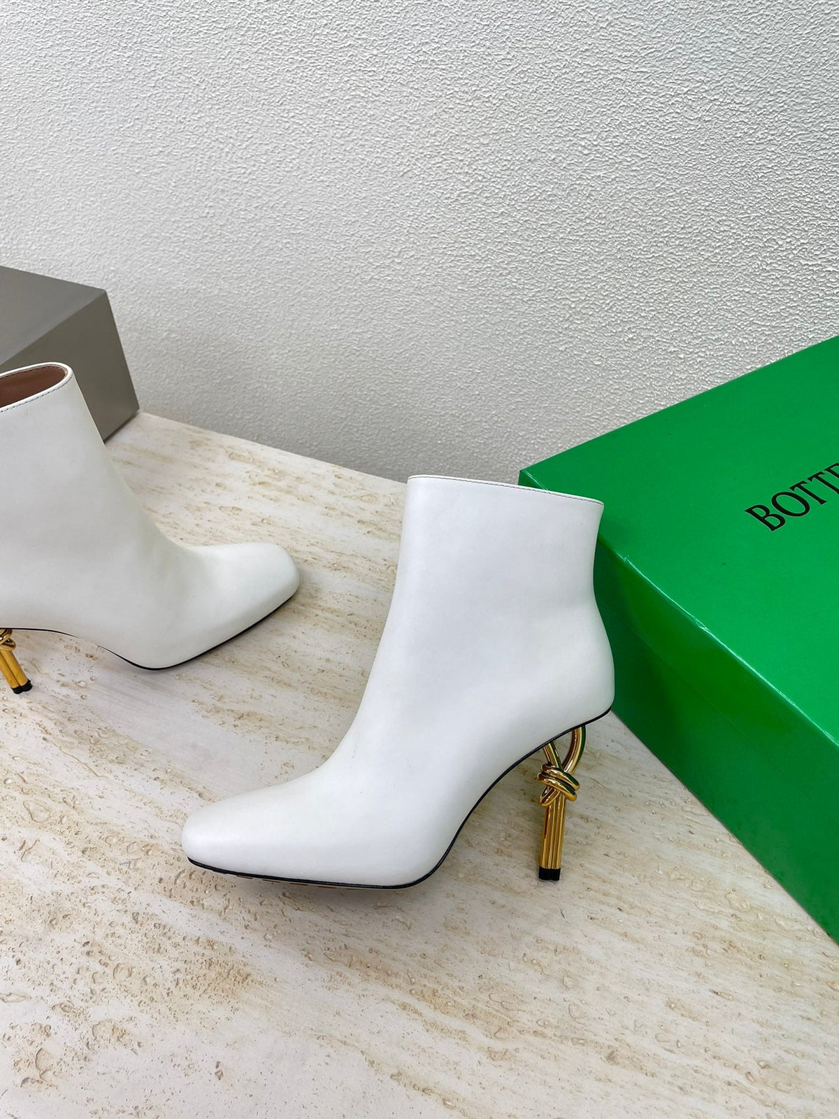 KNOT ANKLE BOOT IN WHITE CALFSKIN WITH GOLD METAL HEEL 9 CM