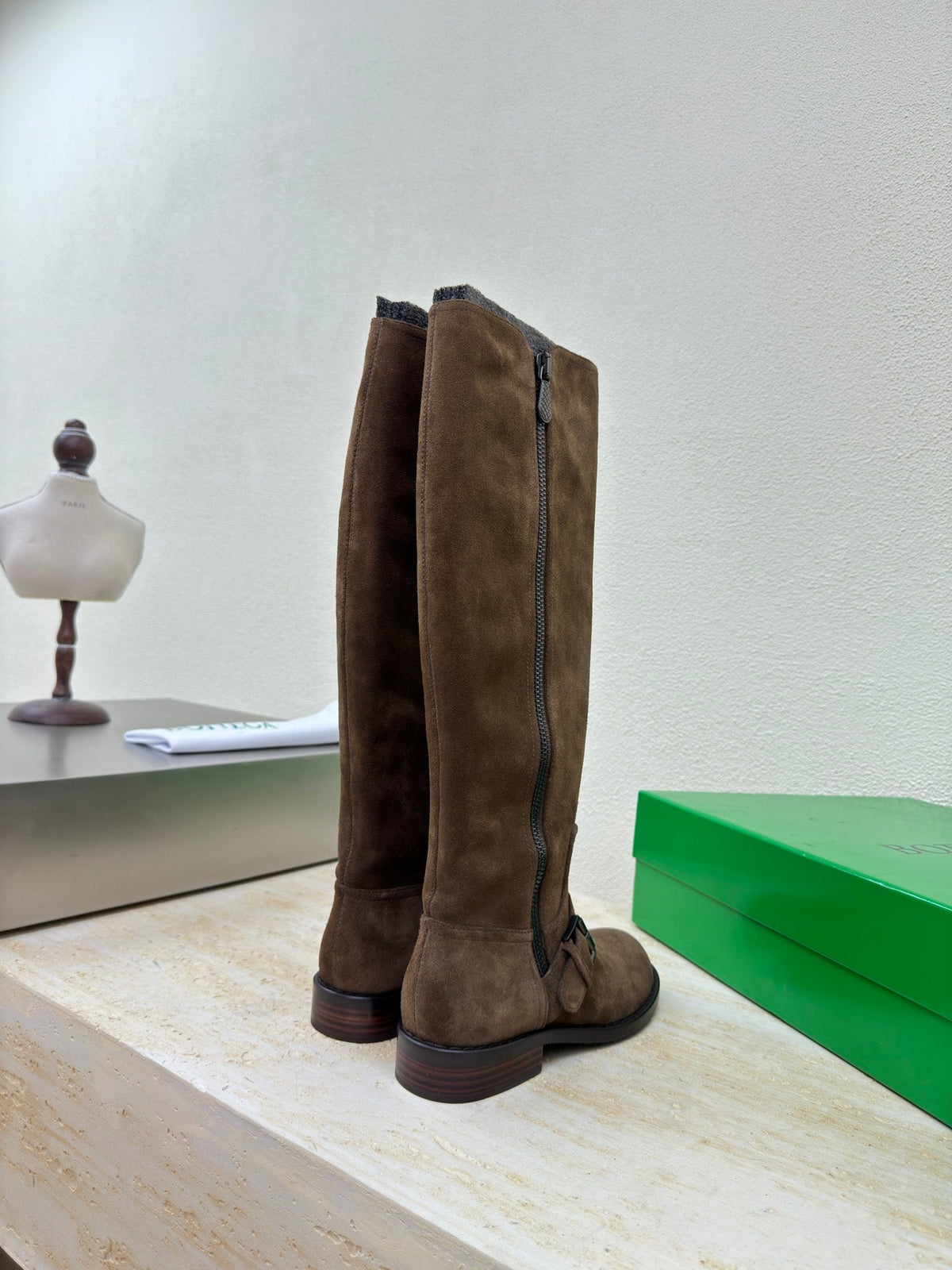 KNEE HIGH BOOT IN CHOCOLATE BROWN SUEDE