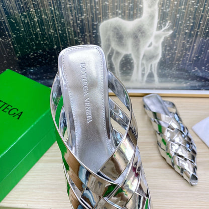 ALFIE LEATHER FLAT MULES IN SILVER PATENT CALFSKIN WITH WOVEN DESIGN