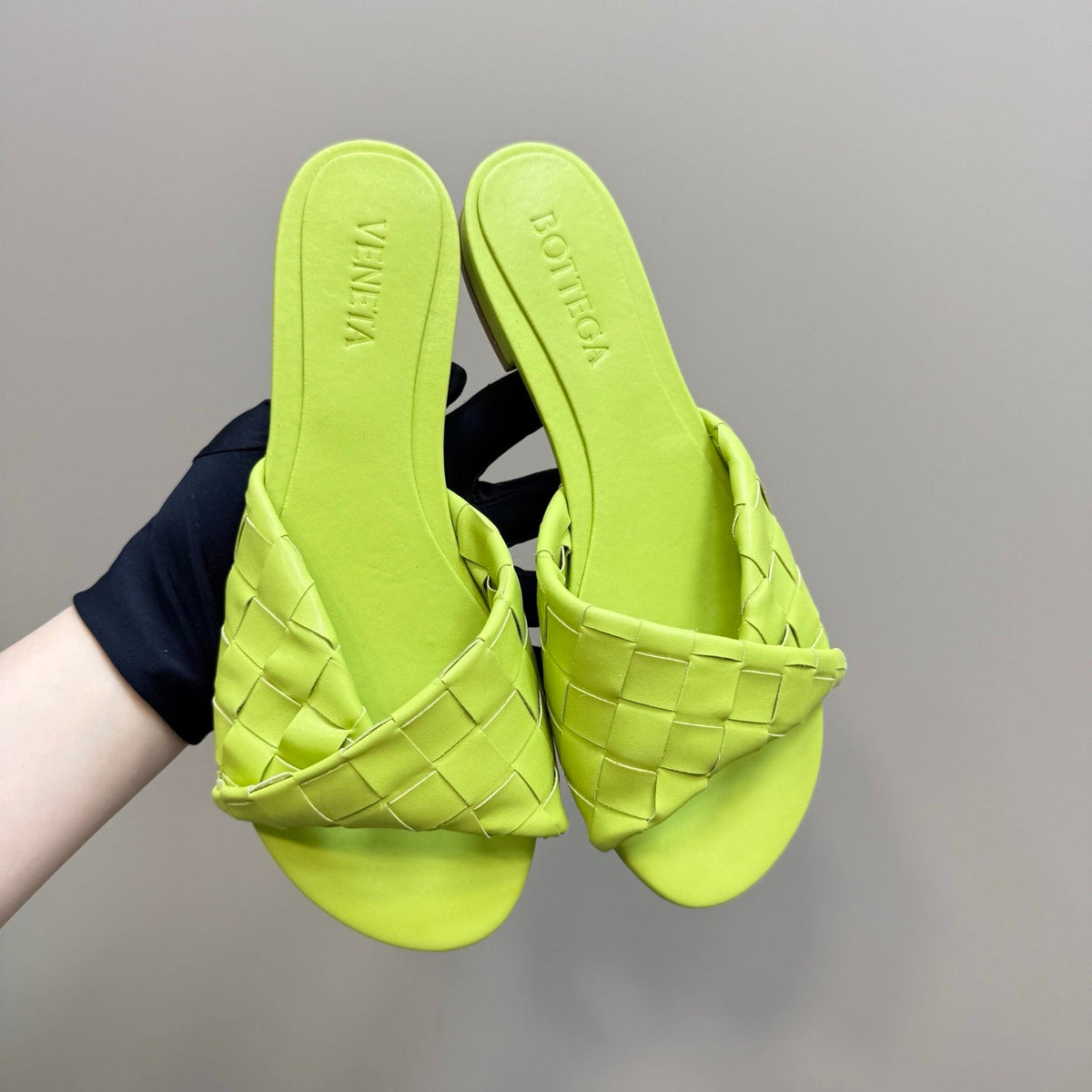 BLINK FLAT MULE IN NEON YELLOW INTRECCIATO LEATHER